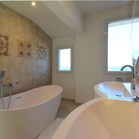 Pieds Dans L'eau Pour 10 Personnes Avec Piscine, Clim Et Wi-fi Villa *