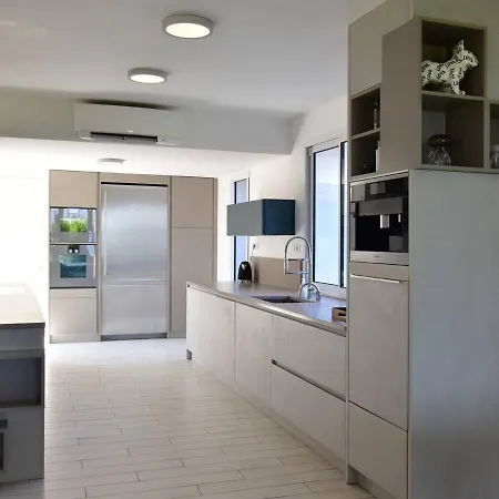 Villa Pieds Dans L'eau Pour 10 Personnes Avec Piscine, Clim Et Wi-fi *