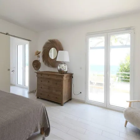 Villa Pieds Dans L'eau Pour 10 Personnes Avec Piscine, Clim Et Wi-fi Les Issambres